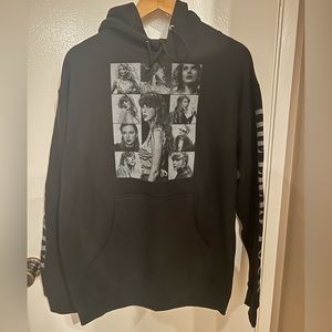 Official TAYLOR SWIFT eras tour black hoodie! ✨ size M